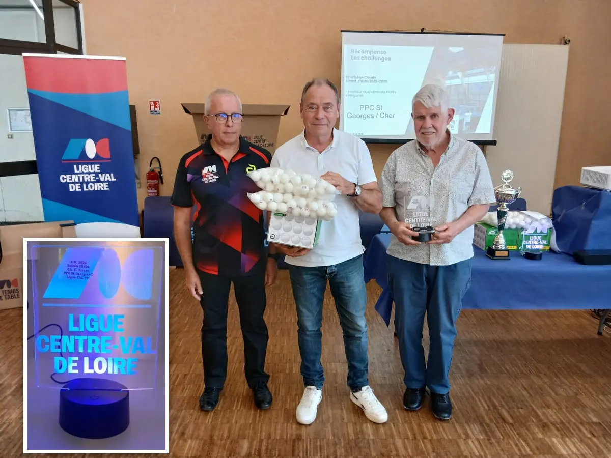 Le président du club reçoit à l'assemblée générale de la Ligue Centre-Val de Loire un lot de balles et un trophée lumineux, devant un écran qui affiche « PPC St Georges / Cher ». En médaillon, le trophée en plexiglas gravé « A.G. 2026, saison 25/26, PPC St Georges/C ».